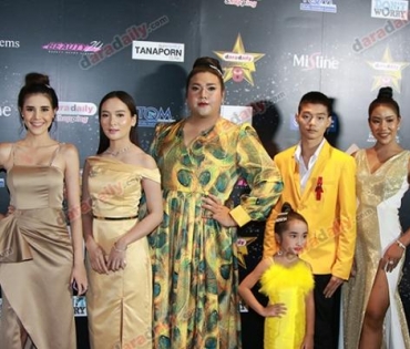 เหล่าดาราตบเท้าเดิน Black carpet งานประกาศรางวัล VibeWire Awards ครั้งที่ 8