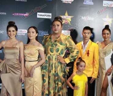 เหล่าดาราตบเท้าเดิน Black carpet งานประกาศรางวัล VibeWire Awards ครั้งที่ 8