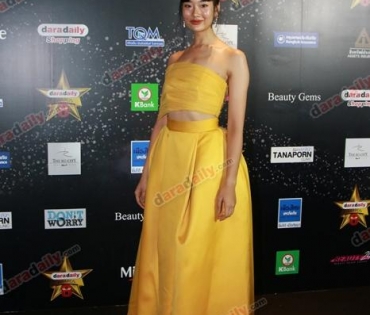 เหล่าดาราตบเท้าเดิน Black carpet งานประกาศรางวัล VibeWire Awards ครั้งที่ 8