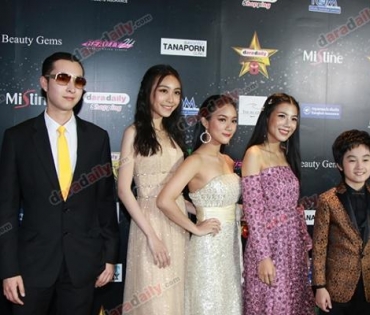 เหล่าดาราตบเท้าเดิน Black carpet งานประกาศรางวัล VibeWire Awards ครั้งที่ 8