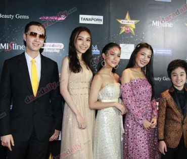 เหล่าดาราตบเท้าเดิน Black carpet งานประกาศรางวัล VibeWire Awards ครั้งที่ 8