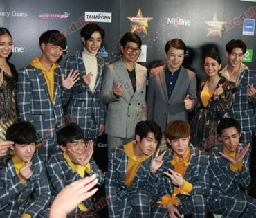 เหล่าดาราตบเท้าเดิน Black carpet งานประกาศรางวัล VibeWire Awards ครั้งที่ 8