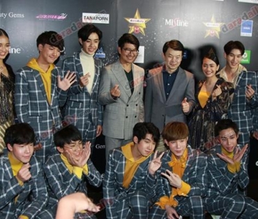 เหล่าดาราตบเท้าเดิน Black carpet งานประกาศรางวัล VibeWire Awards ครั้งที่ 8