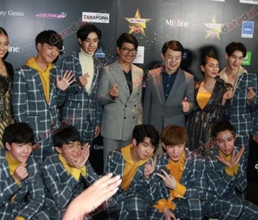 เหล่าดาราตบเท้าเดิน Black carpet งานประกาศรางวัล VibeWire Awards ครั้งที่ 8