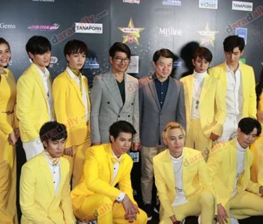 เหล่าดาราตบเท้าเดิน Black carpet งานประกาศรางวัล VibeWire Awards ครั้งที่ 8