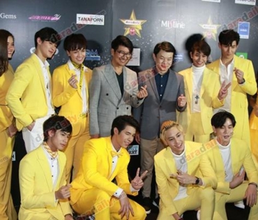 เหล่าดาราตบเท้าเดิน Black carpet งานประกาศรางวัล VibeWire Awards ครั้งที่ 8