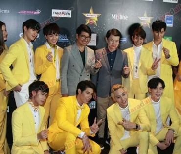 เหล่าดาราตบเท้าเดิน Black carpet งานประกาศรางวัล VibeWire Awards ครั้งที่ 8
