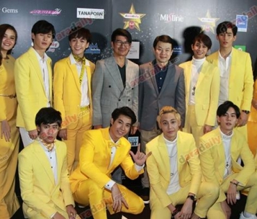 เหล่าดาราตบเท้าเดิน Black carpet งานประกาศรางวัล VibeWire Awards ครั้งที่ 8