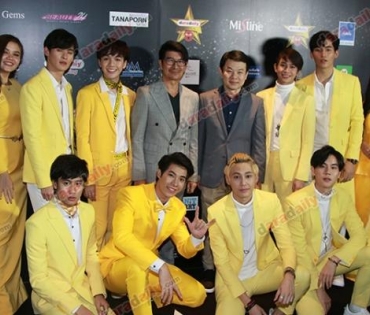 เหล่าดาราตบเท้าเดิน Black carpet งานประกาศรางวัล VibeWire Awards ครั้งที่ 8