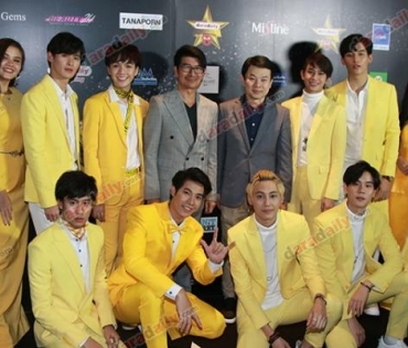 เหล่าดาราตบเท้าเดิน Black carpet งานประกาศรางวัล VibeWire Awards ครั้งที่ 8