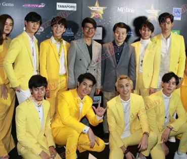 เหล่าดาราตบเท้าเดิน Black carpet งานประกาศรางวัล VibeWire Awards ครั้งที่ 8