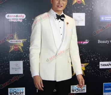 เหล่าดาราตบเท้าเดิน Black carpet งานประกาศรางวัล VibeWire Awards ครั้งที่ 8