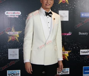 เหล่าดาราตบเท้าเดิน Black carpet งานประกาศรางวัล VibeWire Awards ครั้งที่ 8
