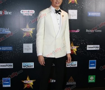 เหล่าดาราตบเท้าเดิน Black carpet งานประกาศรางวัล VibeWire Awards ครั้งที่ 8