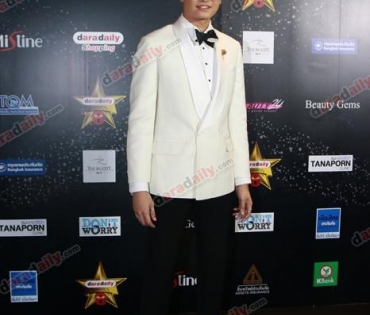 เหล่าดาราตบเท้าเดิน Black carpet งานประกาศรางวัล VibeWire Awards ครั้งที่ 8