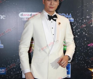 เหล่าดาราตบเท้าเดิน Black carpet งานประกาศรางวัล VibeWire Awards ครั้งที่ 8