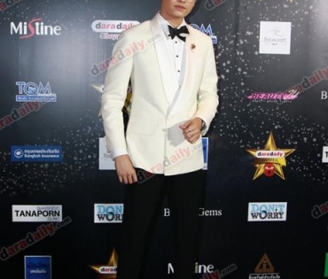 เหล่าดาราตบเท้าเดิน Black carpet งานประกาศรางวัล VibeWire Awards ครั้งที่ 8