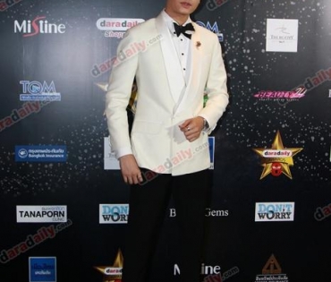 เหล่าดาราตบเท้าเดิน Black carpet งานประกาศรางวัล VibeWire Awards ครั้งที่ 8