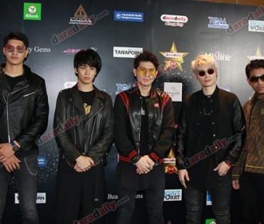 เหล่าดาราตบเท้าเดิน Black carpet งานประกาศรางวัล VibeWire Awards ครั้งที่ 8