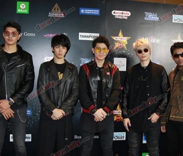 เหล่าดาราตบเท้าเดิน Black carpet งานประกาศรางวัล VibeWire Awards ครั้งที่ 8