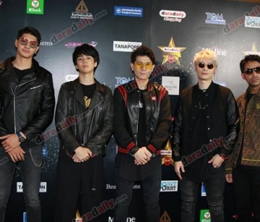 เหล่าดาราตบเท้าเดิน Black carpet งานประกาศรางวัล VibeWire Awards ครั้งที่ 8