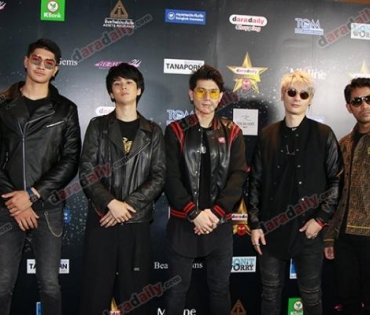เหล่าดาราตบเท้าเดิน Black carpet งานประกาศรางวัล VibeWire Awards ครั้งที่ 8