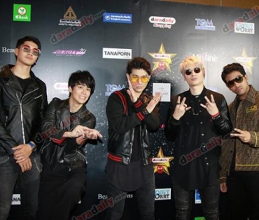 เหล่าดาราตบเท้าเดิน Black carpet งานประกาศรางวัล VibeWire Awards ครั้งที่ 8