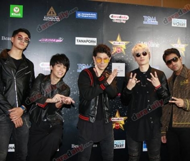 เหล่าดาราตบเท้าเดิน Black carpet งานประกาศรางวัล VibeWire Awards ครั้งที่ 8
