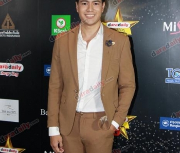 เหล่าดาราตบเท้าเดิน Black carpet งานประกาศรางวัล VibeWire Awards ครั้งที่ 8