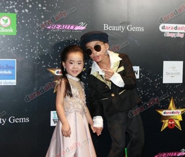 เหล่าดาราตบเท้าเดิน Black carpet งานประกาศรางวัล VibeWire Awards ครั้งที่ 8