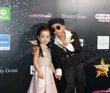 เหล่าดาราตบเท้าเดิน Black carpet งานประกาศรางวัล VibeWire Awards ครั้งที่ 8