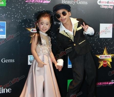 เหล่าดาราตบเท้าเดิน Black carpet งานประกาศรางวัล VibeWire Awards ครั้งที่ 8
