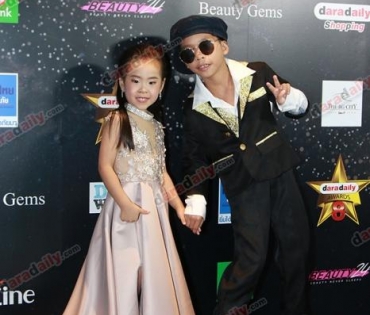 เหล่าดาราตบเท้าเดิน Black carpet งานประกาศรางวัล VibeWire Awards ครั้งที่ 8