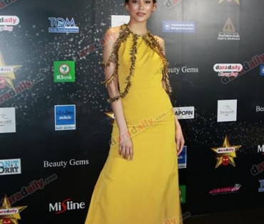 เหล่าดาราตบเท้าเดิน Black carpet งานประกาศรางวัล VibeWire Awards ครั้งที่ 8
