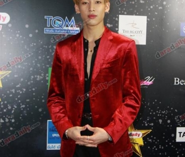 เหล่าดาราตบเท้าเดิน Black carpet งานประกาศรางวัล VibeWire Awards ครั้งที่ 8
