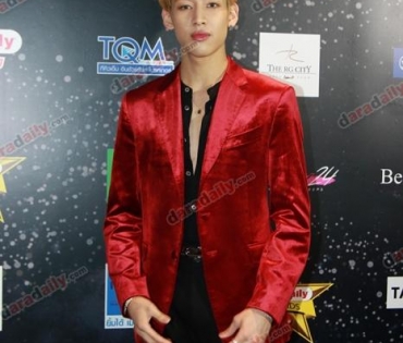 เหล่าดาราตบเท้าเดิน Black carpet งานประกาศรางวัล VibeWire Awards ครั้งที่ 8