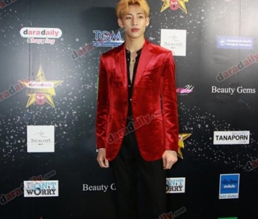 เหล่าดาราตบเท้าเดิน Black carpet งานประกาศรางวัล VibeWire Awards ครั้งที่ 8
