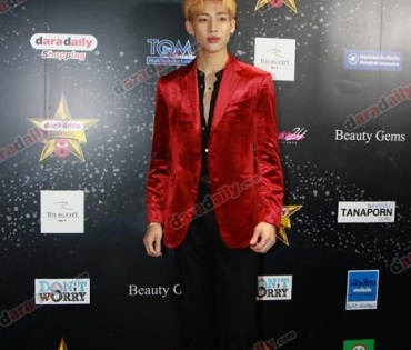 เหล่าดาราตบเท้าเดิน Black carpet งานประกาศรางวัล VibeWire Awards ครั้งที่ 8