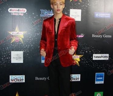 เหล่าดาราตบเท้าเดิน Black carpet งานประกาศรางวัล VibeWire Awards ครั้งที่ 8