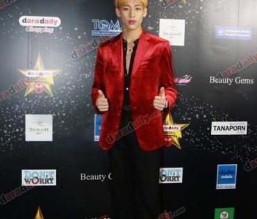 เหล่าดาราตบเท้าเดิน Black carpet งานประกาศรางวัล VibeWire Awards ครั้งที่ 8