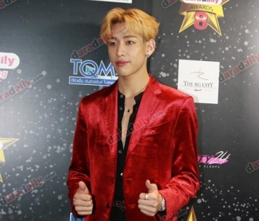 เหล่าดาราตบเท้าเดิน Black carpet งานประกาศรางวัล VibeWire Awards ครั้งที่ 8