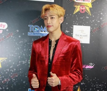 เหล่าดาราตบเท้าเดิน Black carpet งานประกาศรางวัล VibeWire Awards ครั้งที่ 8