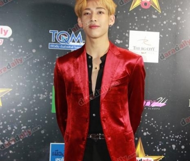 เหล่าดาราตบเท้าเดิน Black carpet งานประกาศรางวัล VibeWire Awards ครั้งที่ 8