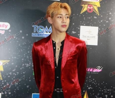 เหล่าดาราตบเท้าเดิน Black carpet งานประกาศรางวัล VibeWire Awards ครั้งที่ 8