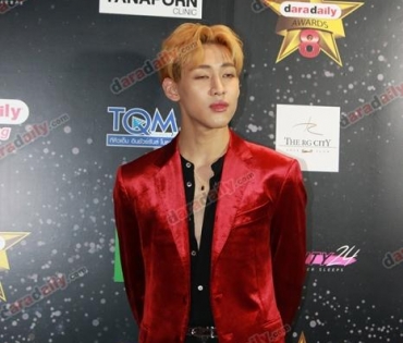 เหล่าดาราตบเท้าเดิน Black carpet งานประกาศรางวัล VibeWire Awards ครั้งที่ 8