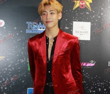 เหล่าดาราตบเท้าเดิน Black carpet งานประกาศรางวัล VibeWire Awards ครั้งที่ 8