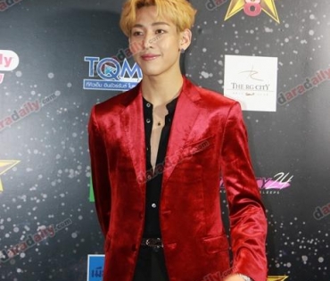 เหล่าดาราตบเท้าเดิน Black carpet งานประกาศรางวัล VibeWire Awards ครั้งที่ 8
