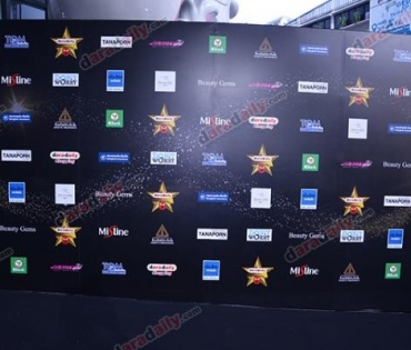 เหล่าดาราตบเท้าเดิน Black carpet งานประกาศรางวัล VibeWire Awards ครั้งที่ 8