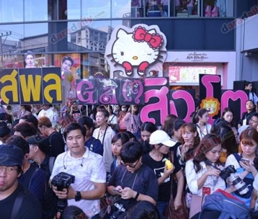 เหล่าดาราตบเท้าเดิน Black carpet งานประกาศรางวัล VibeWire Awards ครั้งที่ 8