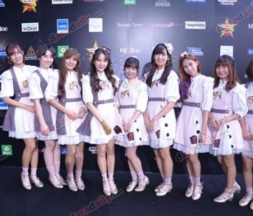 เหล่าดาราตบเท้าเดิน Black carpet งานประกาศรางวัล VibeWire Awards ครั้งที่ 8